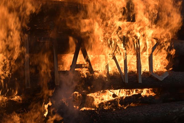 04 April 2026, Brandenburg, Trechwitz: A view of the traditional Easter bonfire in Trechwitz. Once again this year, a creative construction went up in flames at the traditional spectacle near Trechwitz. Photo: Michael Bahlo/dpa