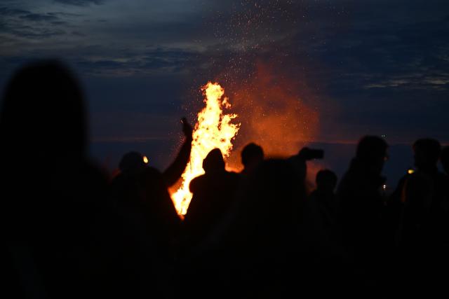 04 April 2026, Hamburg: Spectators stand in front of an Easter bonfire on the Elbe beach in Hamburg-Blankenese. Photo: Jonas Walzberg/dpa