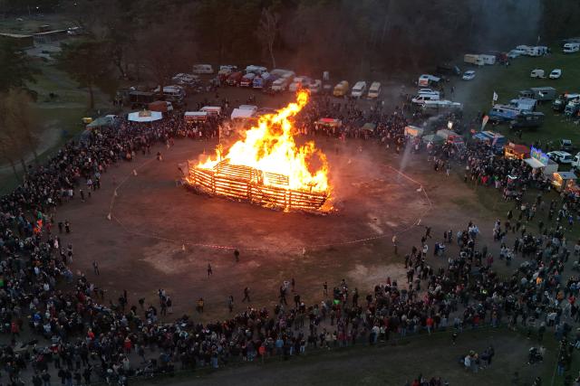 04 April 2026, Brandenburg, Trechwitz: A view of the traditional Easter bonfire in Trechwitz. Once again this year, a creative construction went up in flames at the traditional spectacle near Trechwitz. Photo: Michael Bahlo/dpa