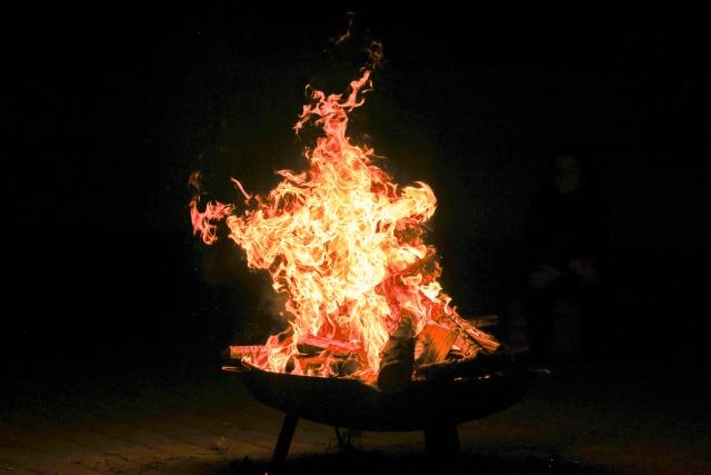 05 April 2026, North Rhine-Westphalia, Duesseldorf: A view of the traditional Easter bonfire in front of St. John's Church on Martin-Luther-Platz in Duesseldorf's city center, the fire is lit at 5:00 am on Easter Sunday. Photo: Thomas Banneyer/dpa