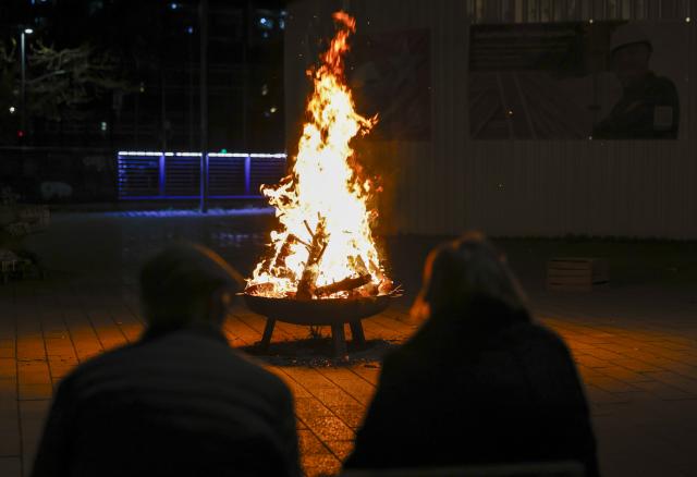 05 April 2026, North Rhine-Westphalia, Duesseldorf: People watch the traditional Easter bonfire in front of St. John's Church on Martin-Luther-Platz in Duesseldorf's city center, the fire is lit at 5:00 am on Easter Sunday. Photo: Thomas Banneyer/dpa