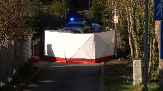 05 April 2026, Saarland, Saarbruecken: A privacy screen is set up at the scene, where a man was injured by police gunfire and subsequently died during a pursuit in Saarbruecken. This was confirmed by a spokesperson for the public prosecutor's office. Photo: Torsten Kremers/dpa
