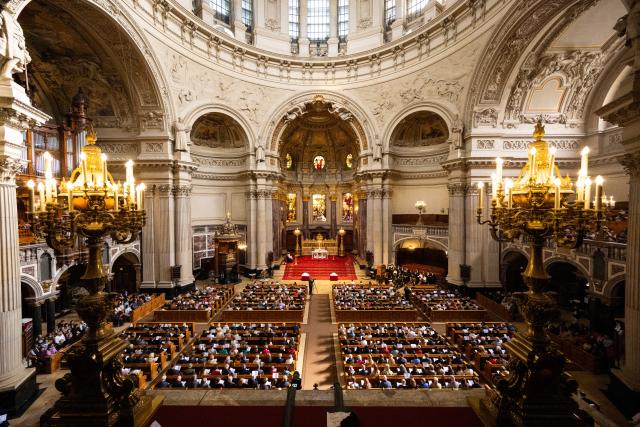 05 April 2026, Berlin: Catholic worshippers attend the Easter Sunday service at Berlin Cathedral. Photo: Christophe Gateau/dpa