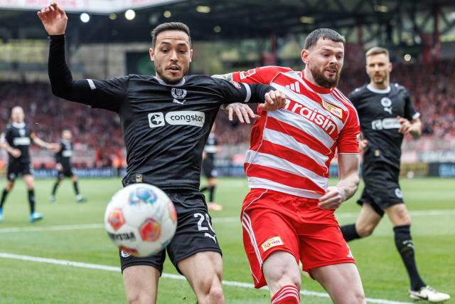 05 April 2026, Berlin: FC St. Pauli's Mathias Pereira Lage (L) and Union Berlin's Oliver Burke (R) battle for the ball during the German Bundesliga soccer match between 1. FC Union Berlin and FC St. Pauli at the Stadion An der Alten Foersterei. Photo: Andreas Gora/dpa - WICHTIGER HINWEIS: Gemäß den Vorgaben der DFL Deutsche Fußball Liga bzw. des DFB Deutscher Fußball-Bund ist es untersagt, in dem Stadion und/oder vom Spiel angefertigte Fotoaufnahmen in Form von Sequenzbildern und/oder videoähnlichen Fotostrecken zu verwerten bzw. verwerten zu lassen.