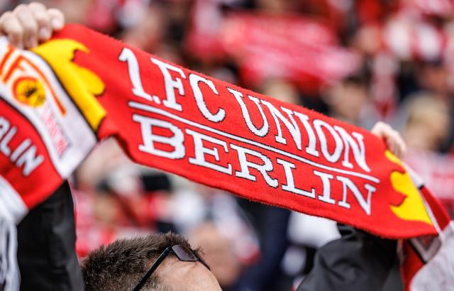 05 April 2026, Berlin: Union Berlin fans cheer from the stands ahead of the German Bundesliga soccer match between 1. FC Union Berlin and FC St. Pauli at the Stadion An der Alten Foersterei. Photo: Andreas Gora/dpa - WICHTIGER HINWEIS: Gemäß den Vorgaben der DFL Deutsche Fußball Liga bzw. des DFB Deutscher Fußball-Bund ist es untersagt, in dem Stadion und/oder vom Spiel angefertigte Fotoaufnahmen in Form von Sequenzbildern und/oder videoähnlichen Fotostrecken zu verwerten bzw. verwerten zu lassen.