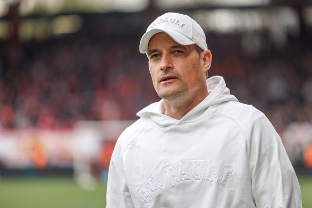 05 April 2026, Berlin: FC St. Pauli coach Alexander Blessin walks along the touchline ahead of the German Bundesliga soccer match between 1. FC Union Berlin and FC St. Pauli at the Stadion An der Alten Foersterei. Photo: Andreas Gora/dpa - WICHTIGER HINWEIS: Gemäß den Vorgaben der DFL Deutsche Fußball Liga bzw. des DFB Deutscher Fußball-Bund ist es untersagt, in dem Stadion und/oder vom Spiel angefertigte Fotoaufnahmen in Form von Sequenzbildern und/oder videoähnlichen Fotostrecken zu verwerten bzw. verwerten zu lassen.