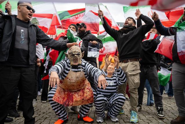 05 April 2026, Berlin: People take part in a demonstration under the slogan 'Stop US-Israeli Aggression!' while holding Iranian flags, protesting against US and Israeli actions in the Middle East. Photo: Christophe Gateau/dpa