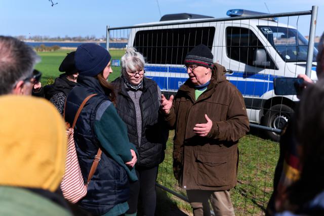05 April 2026, Mecklenburg-Western Pomerania, Weitendorf-Hof: Till Backhaus, Environment Minister of Mecklenburg-Western Pomerania, answers questions at a beach barrier. Photo: Marcus Golejewski/dpa