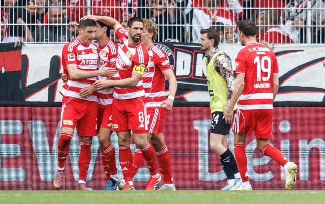 05 April 2026, Berlin: Union Berlin's Andrej Ilic (L) scores his side's first goal of the game and celebrates with his teammates during the German Bundesliga soccer match between 1. FC Union Berlin and FC St. Pauli at the Stadion An der Alten Foersterei. Photo: Andreas Gora/dpa - WICHTIGER HINWEIS: Gemäß den Vorgaben der DFL Deutsche Fußball Liga bzw. des DFB Deutscher Fußball-Bund ist es untersagt, in dem Stadion und/oder vom Spiel angefertigte Fotoaufnahmen in Form von Sequenzbildern und/oder videoähnlichen Fotostrecken zu verwerten bzw. verwerten zu lassen.