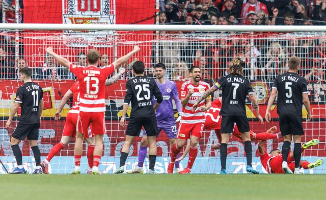 05 April 2026, Berlin: Union Berlin's Andrej Ilic (R) scores his side's first goal of the game during the German Bundesliga soccer match between 1. FC Union Berlin and FC St. Pauli at the Stadion An der Alten Foersterei. Photo: Andreas Gora/dpa - WICHTIGER HINWEIS: Gemäß den Vorgaben der DFL Deutsche Fußball Liga bzw. des DFB Deutscher Fußball-Bund ist es untersagt, in dem Stadion und/oder vom Spiel angefertigte Fotoaufnahmen in Form von Sequenzbildern und/oder videoähnlichen Fotostrecken zu verwerten bzw. verwerten zu lassen.