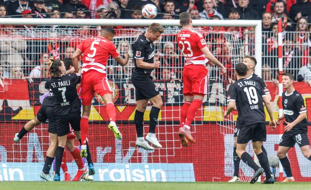05 April 2026, Berlin: Union Berlin's Andrej Ilic (4th R) scores his side's first goal of the game during the German Bundesliga soccer match between 1. FC Union Berlin and FC St. Pauli at the Stadion An der Alten Foersterei. Photo: Andreas Gora/dpa - WICHTIGER HINWEIS: Gemäß den Vorgaben der DFL Deutsche Fußball Liga bzw. des DFB Deutscher Fußball-Bund ist es untersagt, in dem Stadion und/oder vom Spiel angefertigte Fotoaufnahmen in Form von Sequenzbildern und/oder videoähnlichen Fotostrecken zu verwerten bzw. verwerten zu lassen.