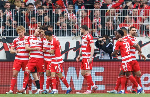 05 April 2026, Berlin: Union Berlin's Andrej Ilic (2nd R) scores his side's first goal of the game during the German Bundesliga soccer match between 1. FC Union Berlin and FC St. Pauli at the Stadion An der Alten Foersterei. Photo: Andreas Gora/dpa - WICHTIGER HINWEIS: Gemäß den Vorgaben der DFL Deutsche Fußball Liga bzw. des DFB Deutscher Fußball-Bund ist es untersagt, in dem Stadion und/oder vom Spiel angefertigte Fotoaufnahmen in Form von Sequenzbildern und/oder videoähnlichen Fotostrecken zu verwerten bzw. verwerten zu lassen.