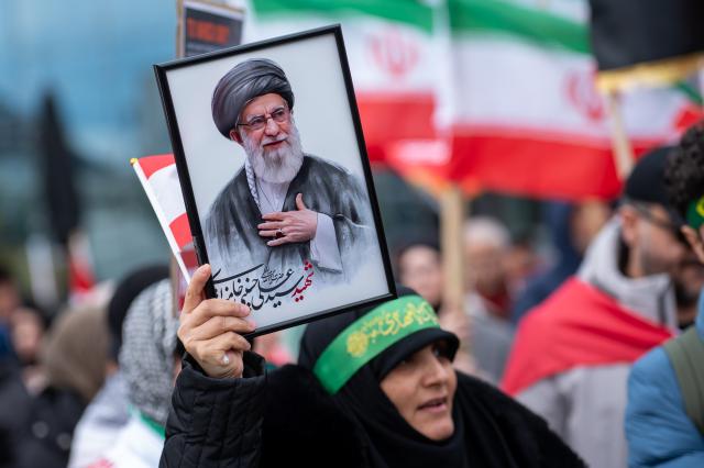 05 April 2026, Berlin: People take part in a demonstration under the slogan 'Stop US-Israeli Aggression!' while holding Iranian flags, protesting against US and Israeli actions in the Middle East. Photo: Christophe Gateau/dpa