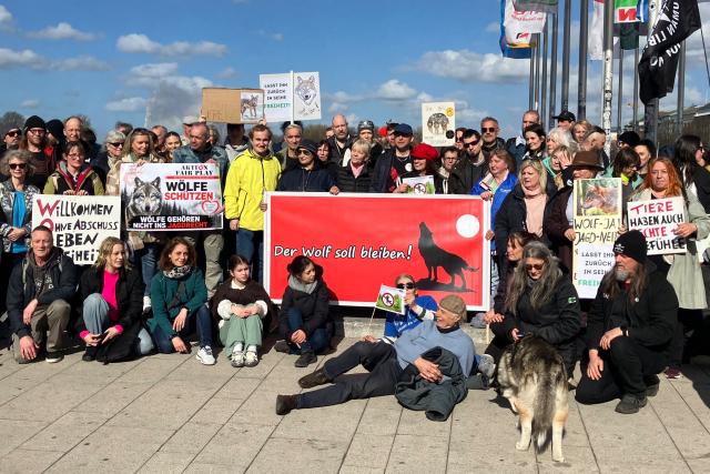 05 April 2026, Hamburg: Animal rights activists hold a vigil at Hamburg's Jungfernstieg, calling for the release of a wolf recently captured at the site after injuring a woman in Altona. Photo: Markus Klemm/dpa