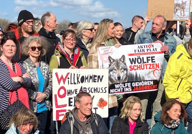 05 April 2026, Hamburg: Animal rights activists hold a vigil at Hamburg's Jungfernstieg, calling for the release of a wolf recently captured at the site after injuring a woman in Altona. Photo: Markus Klemm/dpa