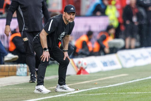 05 April 2026, Berlin: Union Berlin coach Steffen Baumgart stands on the touchlines during the German Bundesliga soccer match between 1. FC Union Berlin and FC St. Pauli at the Stadion An der Alten Foersterei. Photo: Andreas Gora/dpa - WICHTIGER HINWEIS: Gemäß den Vorgaben der DFL Deutsche Fußball Liga bzw. des DFB Deutscher Fußball-Bund ist es untersagt, in dem Stadion und/oder vom Spiel angefertigte Fotoaufnahmen in Form von Sequenzbildern und/oder videoähnlichen Fotostrecken zu verwerten bzw. verwerten zu lassen.