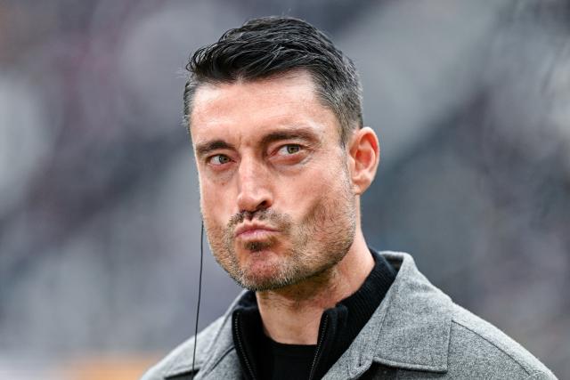 05 April 2026, Hesse, Frankfurt_Main: Eintracht Frankfurt coach Albert Riera grimaces during an interview ahead of the German Bundesliga soccer match between Eintracht Frankfurt and 1. FC Cologne at Deutsche Bank Park Photo: Uwe Anspach/dpa - WICHTIGER HINWEIS: Gemäß den Vorgaben der DFL Deutsche Fußball Liga bzw. des DFB Deutscher Fußball-Bund ist es untersagt, in dem Stadion und/oder vom Spiel angefertigte Fotoaufnahmen in Form von Sequenzbildern und/oder videoähnlichen Fotostrecken zu verwerten bzw. verwerten zu lassen.