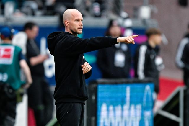 05 April 2026, Hesse, Frankfurt_Main: Cologne coach Rene Wagner watches the game from the touchline Cologne fans waving flags the German Bundesliga soccer match between Eintracht Frankfurt and 1. FC Cologne at Deutsche Bank Park Photo: Uwe Anspach/dpa - WICHTIGER HINWEIS: Gemäß den Vorgaben der DFL Deutsche Fußball Liga bzw. des DFB Deutscher Fußball-Bund ist es untersagt, in dem Stadion und/oder vom Spiel angefertigte Fotoaufnahmen in Form von Sequenzbildern und/oder videoähnlichen Fotostrecken zu verwerten bzw. verwerten zu lassen.