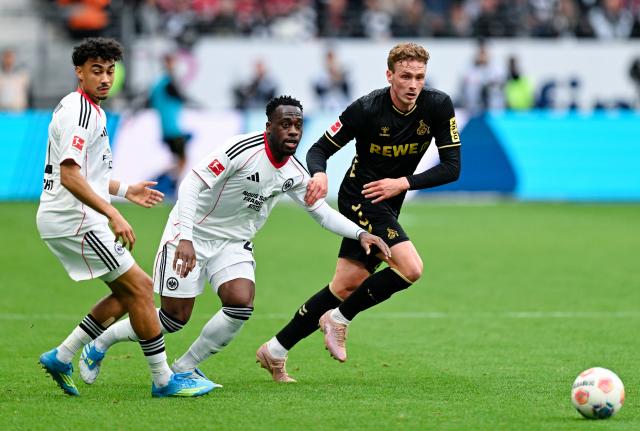 05 April 2026, Hesse, Frankfurt_Main: (L-R) Eintracht Frankfurt's Nathaniel Brown, Arnaud Kalimuendo, and 
Cologne's Sebastian Sebulonsen battle for the ball during the German Bundesliga soccer match between Eintracht Frankfurt and 1. FC Cologne at Deutsche Bank Park Photo: Uwe Anspach/dpa - WICHTIGER HINWEIS: Gemäß den Vorgaben der DFL Deutsche Fußball Liga bzw. des DFB Deutscher Fußball-Bund ist es untersagt, in dem Stadion und/oder vom Spiel angefertigte Fotoaufnahmen in Form von Sequenzbildern und/oder videoähnlichen Fotostrecken zu verwerten bzw. verwerten zu lassen.
