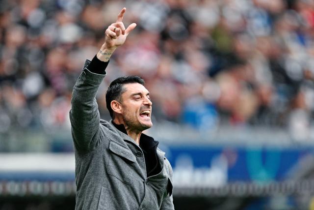 05 April 2026, Hesse, Frankfurt_Main: Eintracht Frankfurt coach Albert Riera gestures from the touchline during the German Bundesliga soccer match between Eintracht Frankfurt and 1. FC Cologne at Deutsche Bank Park Photo: Uwe Anspach/dpa - WICHTIGER HINWEIS: Gemäß den Vorgaben der DFL Deutsche Fußball Liga bzw. des DFB Deutscher Fußball-Bund ist es untersagt, in dem Stadion und/oder vom Spiel angefertigte Fotoaufnahmen in Form von Sequenzbildern und/oder videoähnlichen Fotostrecken zu verwerten bzw. verwerten zu lassen.