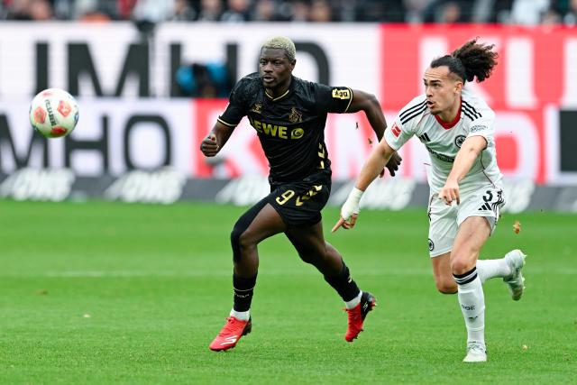 05 April 2026, Hesse, Frankfurt_Main: Cologne's Ragnar Ache (L) and Eintracht Frankfurt's Arthur Theate battle for the ball during the German Bundesliga soccer match between Eintracht Frankfurt and 1. FC Cologne at Deutsche Bank Park Photo: Uwe Anspach/dpa - WICHTIGER HINWEIS: Gemäß den Vorgaben der DFL Deutsche Fußball Liga bzw. des DFB Deutscher Fußball-Bund ist es untersagt, in dem Stadion und/oder vom Spiel angefertigte Fotoaufnahmen in Form von Sequenzbildern und/oder videoähnlichen Fotostrecken zu verwerten bzw. verwerten zu lassen.