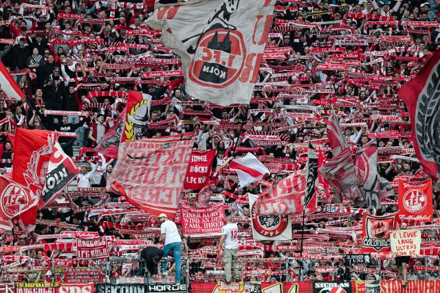 05 April 2026, Hesse, Frankfurt_Main: Cologne fans waving flags during the German Bundesliga soccer match between Eintracht Frankfurt and 1. FC Cologne at Deutsche Bank Park Photo: Uwe Anspach/dpa - WICHTIGER HINWEIS: Gemäß den Vorgaben der DFL Deutsche Fußball Liga bzw. des DFB Deutscher Fußball-Bund ist es untersagt, in dem Stadion und/oder vom Spiel angefertigte Fotoaufnahmen in Form von Sequenzbildern und/oder videoähnlichen Fotostrecken zu verwerten bzw. verwerten zu lassen.