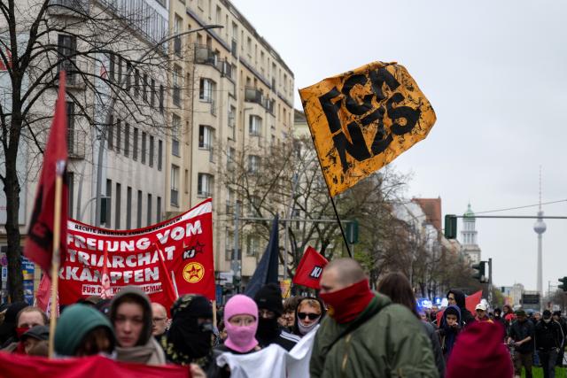 05 April 2026, Berlin: Protesters wave Antifa flags during a demonstration held in response to the machete attack on two 19-year-olds in Friedrichshain at the end of March. Photo: Christophe Gateau/dpa