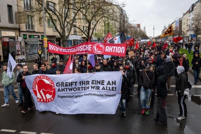 05 April 2026, Berlin: Protesters wave Antifa flags during a demonstration held in response to the machete attack on two 19-year-olds in Friedrichshain at the end of March. Photo: Christophe Gateau/dpa