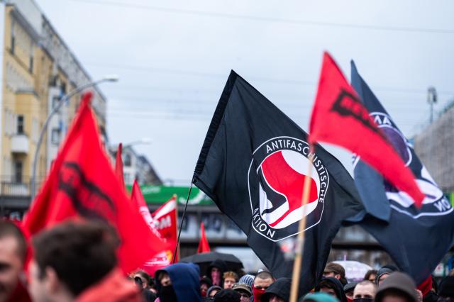 05 April 2026, Berlin: Protesters wave Antifa flags during a demonstration held in response to the machete attack on two 19-year-olds in Friedrichshain at the end of March. Photo: Christophe Gateau/dpa
