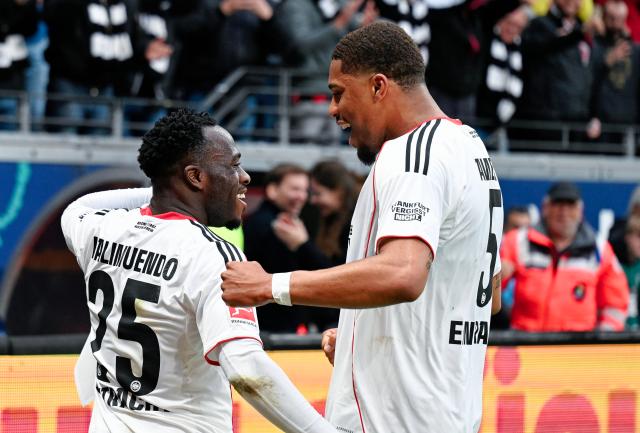 05 April 2026, Hesse, Frankfurt_Main: Eintracht Frankfurt's Arnaud Kalimuendo (L) celebrates his side's second goal of the game  with teammate Aurele Amenda during the German Bundesliga soccer match between Eintracht Frankfurt and 1. FC Cologne at Deutsche Bank Park Photo: Uwe Anspach/dpa - WICHTIGER HINWEIS: Gemäß den Vorgaben der DFL Deutsche Fußball Liga bzw. des DFB Deutscher Fußball-Bund ist es untersagt, in dem Stadion und/oder vom Spiel angefertigte Fotoaufnahmen in Form von Sequenzbildern und/oder videoähnlichen Fotostrecken zu verwerten bzw. verwerten zu lassen.