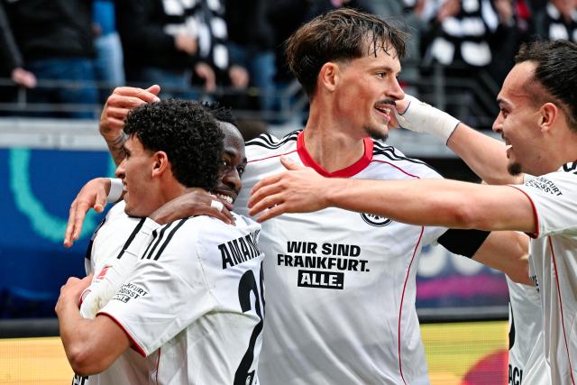 05 April 2026, Hesse, Frankfurt_Main: Eintracht Frankfurt's Arnaud Kalimuendo (2nd L) celebrates his side's second goal of the game with his teammates during the German Bundesliga soccer match between Eintracht Frankfurt and 1. FC Cologne at Deutsche Bank Park Photo: Uwe Anspach/dpa - WICHTIGER HINWEIS: Gemäß den Vorgaben der DFL Deutsche Fußball Liga bzw. des DFB Deutscher Fußball-Bund ist es untersagt, in dem Stadion und/oder vom Spiel angefertigte Fotoaufnahmen in Form von Sequenzbildern und/oder videoähnlichen Fotostrecken zu verwerten bzw. verwerten zu lassen.