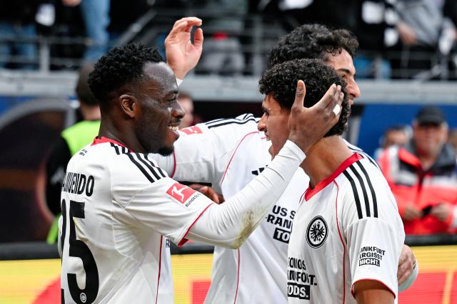 05 April 2026, Hesse, Frankfurt_Main: Arnaud Kalimuendo (L) celebrates his side's second of the game with his teammates during the German Bundesliga soccer match between Eintracht Frankfurt and 1. FC Cologne at Deutsche Bank Park Photo: Uwe Anspach/dpa - WICHTIGER HINWEIS: Gemäß den Vorgaben der DFL Deutsche Fußball Liga bzw. des DFB Deutscher Fußball-Bund ist es untersagt, in dem Stadion und/oder vom Spiel angefertigte Fotoaufnahmen in Form von Sequenzbildern und/oder videoähnlichen Fotostrecken zu verwerten bzw. verwerten zu lassen.