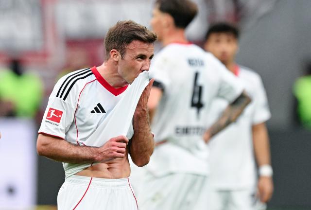 05 April 2026, Hesse, Frankfurt_Main: Eintracht Frankfurt's Mario Goetze reacts after the final whistle of the German Bundesliga soccer match between Eintracht Frankfurt and 1. FC Cologne at Deutsche Bank Park Photo: Uwe Anspach/dpa - WICHTIGER HINWEIS: Gemäß den Vorgaben der DFL Deutsche Fußball Liga bzw. des DFB Deutscher Fußball-Bund ist es untersagt, in dem Stadion und/oder vom Spiel angefertigte Fotoaufnahmen in Form von Sequenzbildern und/oder videoähnlichen Fotostrecken zu verwerten bzw. verwerten zu lassen.