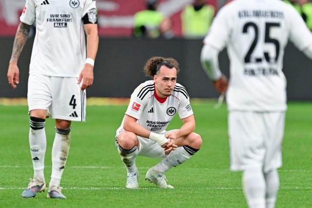05 April 2026, Hesse, Frankfurt_Main: Eintracht Frankfurt's Arthur Theate (C) sits on the field after the German Bundesliga soccer match between Eintracht Frankfurt and 1. FC Cologne at Deutsche Bank Park Photo: Uwe Anspach/dpa - WICHTIGER HINWEIS: Gemäß den Vorgaben der DFL Deutsche Fußball Liga bzw. des DFB Deutscher Fußball-Bund ist es untersagt, in dem Stadion und/oder vom Spiel angefertigte Fotoaufnahmen in Form von Sequenzbildern und/oder videoähnlichen Fotostrecken zu verwerten bzw. verwerten zu lassen.