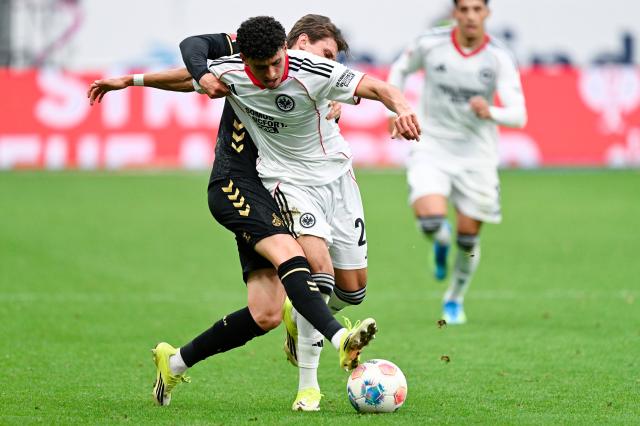 05 April 2026, Hesse, Frankfurt_Main: Eintracht Frankfurt's Ayoube Amaimouni-Echghouyab (R) and Cologne's Alessio Castro-Montes battle for the ball during the German Bundesliga soccer match between Eintracht Frankfurt and 1. FC Cologne at Deutsche Bank Park Photo: Uwe Anspach/dpa - WICHTIGER HINWEIS: Gemäß den Vorgaben der DFL Deutsche Fußball Liga bzw. des DFB Deutscher Fußball-Bund ist es untersagt, in dem Stadion und/oder vom Spiel angefertigte Fotoaufnahmen in Form von Sequenzbildern und/oder videoähnlichen Fotostrecken zu verwerten bzw. verwerten zu lassen.