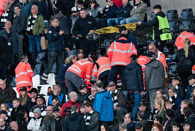05 April 2026, Hesse, Frankfurt_Main: Emergency medical response in the stands during the German Bundesliga soccer match between Eintracht Frankfurt and 1. FC Cologne at Deutsche Bank Park Photo: Uwe Anspach/dpa - WICHTIGER HINWEIS: Gemäß den Vorgaben der DFL Deutsche Fußball Liga bzw. des DFB Deutscher Fußball-Bund ist es untersagt, in dem Stadion und/oder vom Spiel angefertigte Fotoaufnahmen in Form von Sequenzbildern und/oder videoähnlichen Fotostrecken zu verwerten bzw. verwerten zu lassen.