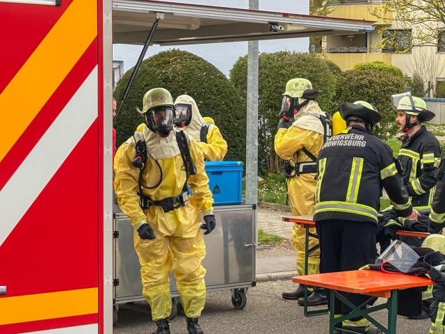 05 April 2026, Baden-Württemberg, Vaihingen an der Enz: Firefighters in protective suits are on the scene in a residential area after two men discovered a bottle labelled 'Polonium 210' in a garden. It remains unclear whether the potentially lethal radioactive substance is actually inside the container. Photo: Karsten Schmalz/KS-Images.de/dpa