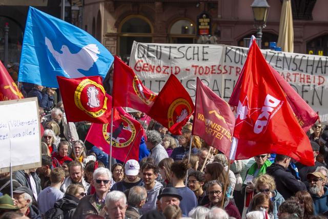 06 April 2026, Hesse, Frankfurt_Main: People gather on the Roemerberg on Easter Monday for an anti-war rally. The Easter march, called for by the peace movement, was held under the motto "Peaceable instead of ready to strike first". Photo: Helmut Fricke/dpa