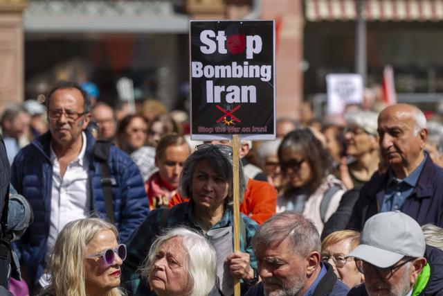06 April 2026, Hesse, Frankfurt_Main: People gather on the Roemerberg on Easter Monday for an anti-war rally. The Easter march, called for by the peace movement, was held under the motto "Peaceable instead of ready to strike first". Photo: Helmut Fricke/dpa