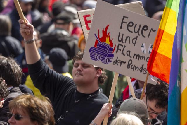 06 April 2026, Hesse, Frankfurt_Main: People gather on the Roemerberg on Easter Monday for an anti-war rally. The Easter march, called for by the peace movement, was held under the motto "Peaceable instead of ready to strike first". Photo: Helmut Fricke/dpa
