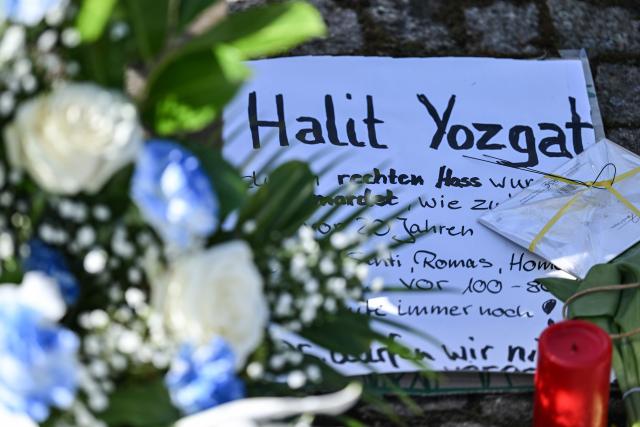 06 April 2026, Hesse, Kassel: Flowers and candles are laid at Halitplatz in memory of Halit Yozgat. Participants in the memorial service remember Yozgat from Kassel, the ninth victim of the racially motivated series of murders carried out by the National Socialist Underground (NSU). Photo: Swen Pförtner/dpa