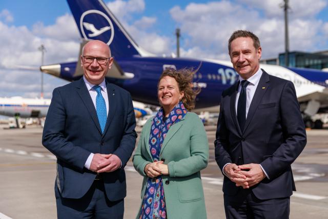 06 April 2026, Brandenburg, Schoenefeld: (L-R) Kai Wegner, Governing Mayor of Berlin; Aletta von Massenbach, CEO of Berlin Brandenburg Airport; and Jens Ritter, CEO of Lufthansa Airlines, stand in front of a Lufthansa passenger aircraft during celebrations marking the 100th anniversary of the first scheduled flight at Berlin Brandenburg Airport (BER). Photo: Carsten Koall/dpa