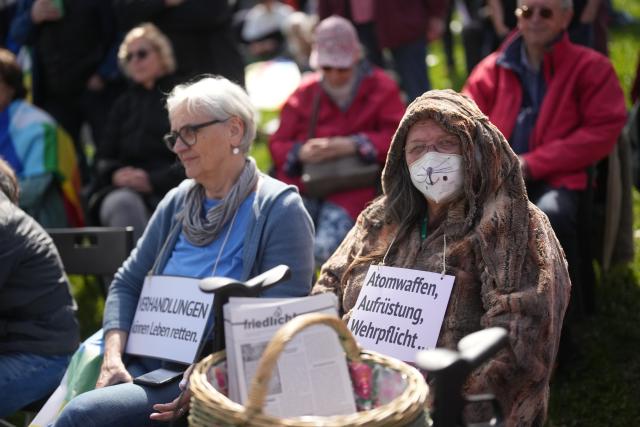 06 April 2026, Rhineland-Palatinate, Buechel: Numerous demonstrators take part in an Easter march at the Bundeswehr airbase in Buechel, followed by a rally. Photo: Thomas Frey/dpa