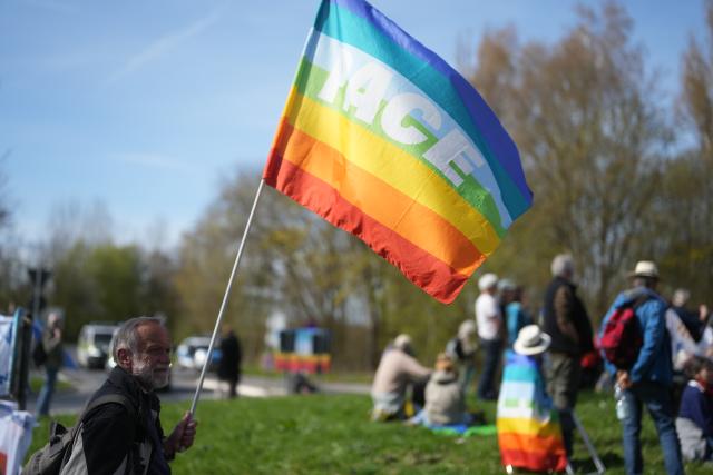 06 April 2026, Rhineland-Palatinate, Buechel: Numerous demonstrators take part in an Easter march at the Bundeswehr airbase in Buechel, followed by a rally. Photo: Thomas Frey/dpa