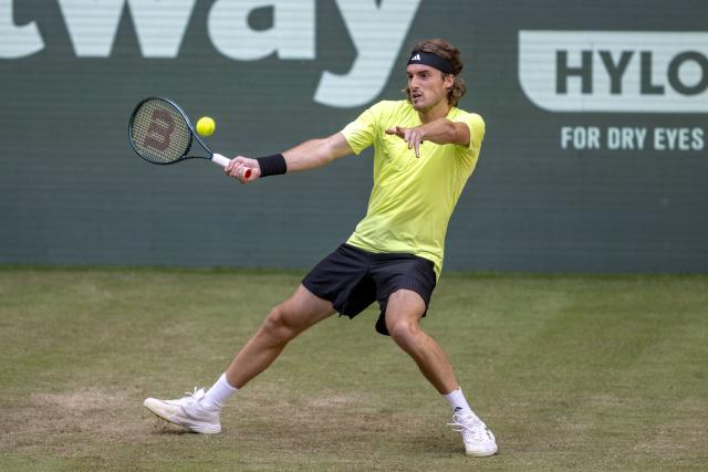 FILED - 18 June 2025, North Rhine-Westphalia, Halle: Greek tennis player Stefanos Tsitsipas in action against US Michelsen during their men's singles round of 16 tennis match of the Westfalen ATP tour tournament. Photo: David Inderlied/dpa