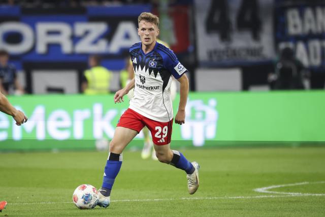 FILED - 29 August 2025, Hamburg: Hamburger's Emir Sahiti in action German Bundesliga soccer match between Hamburger SV and FC St. Pauli at the Volksparkstadion. Photo: Christian Charisius/dpa - WICHTIGER HINWEIS: Gemäß den Vorgaben der DFL Deutsche Fußball Liga bzw. des DFB Deutscher Fußball-Bund ist es untersagt, in dem Stadion und/oder vom Spiel angefertigte Fotoaufnahmen in Form von Sequenzbildern und/oder videoähnlichen Fotostrecken zu verwerten bzw. verwerten zu lassen.