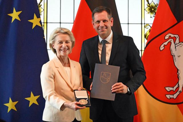 07 April 2026, Lower Saxony, Hanover: Ursula von der Leyen (L), President of the European Commission, smiles next to Olaf Lies, Minister President of Lower Saxony, after being awarded the Lower Saxony State Medal. Photo: Shireen Broszies/dpa