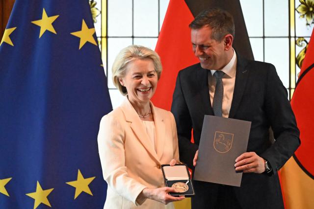 07 April 2026, Lower Saxony, Hanover: Ursula von der Leyen (L), President of the European Commission, smiles next to Olaf Lies, Minister President of Lower Saxony, after being awarded the Lower Saxony State Medal. Photo: Shireen Broszies/dpa