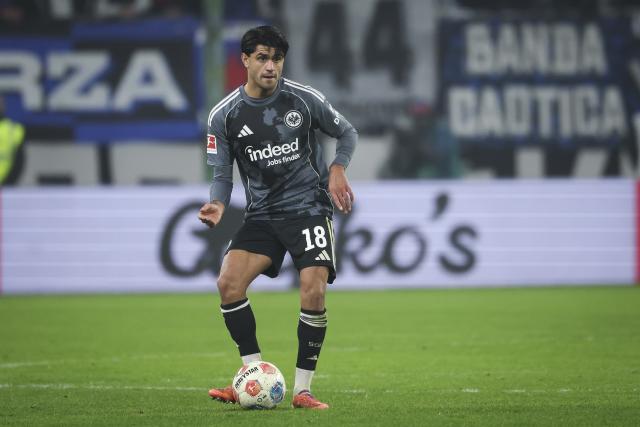 FILED - 20 December 2025, Hamburg: Eintracht Frankfurt's Mahmoud Dahoud in action during the German Bundesliga soccer match between Hamburger SV and Eintracht Frankfurt at the Volksparkstadion. Midfielder Mo Dahoud will leave Eintracht Frankfurt after two years when his contract expires in summer, the Bundesliga club said on Tuesday. Photo: Christian Charisius/dpa - IMPORTANT NOTE: In accordance with the regulations of the DFL German Football League and the DFB German Football Association, it is prohibited to utilize or have utilized photographs taken in the stadium and/or of the match in the form of sequential images and/or video-like photo series.