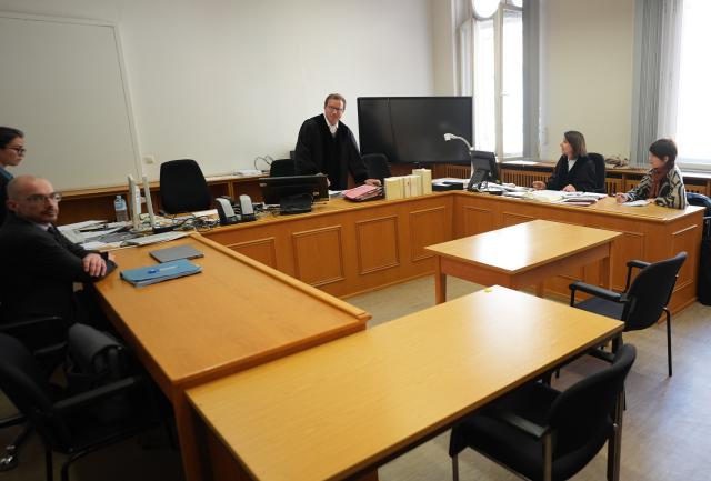 07 April 2026, Hamburg: Judge Goettsche (C) presides over the trial at the district court regarding the blockade of Hamburg Airport in July 2023. The defendant is accused of entering the grounds of Hamburg Airport without authorization in July 2023, together with co-defendants who are being prosecuted separately, and of gluing one of his hands to the runway using superglue. Photo: Marcus Brandt/dpa